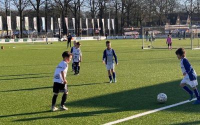 JO8-2 weer lekker aan het voetballen