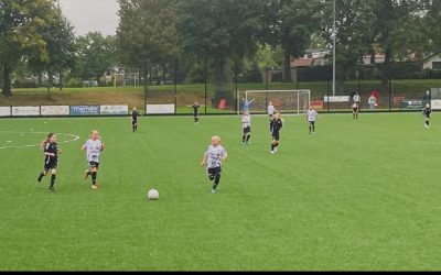 Teamspirit in een regenachtige wedstrijd.